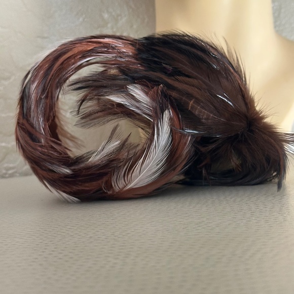FESTIVE 1950s\' BROWN/WHITE/RUST FEATHER COCKTAIL HAT main image 12